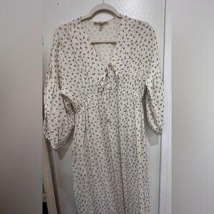 Grade & grather from Neuflora boutique 
Floral V-Neck Dress